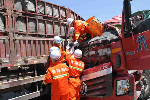 青海:京藏高速12车连环相撞 1人死亡数百辆车