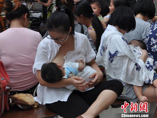 迎接世界母乳喂养周 辣妈现场哺乳玩快闪(图)