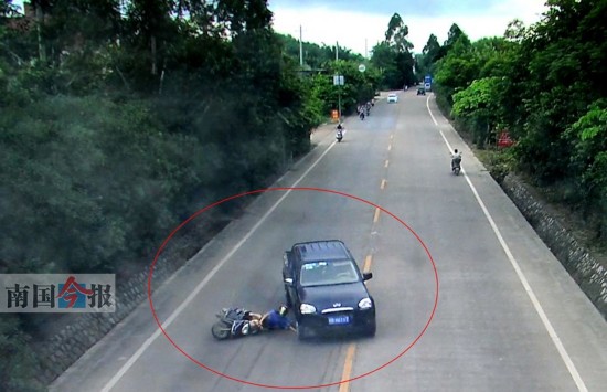 电驴车手摔下头部遭后车碾压 因戴头盔捡回一