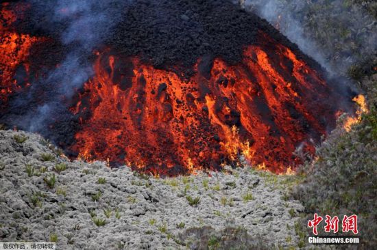 法国留尼旺岛富尔奈斯火山喷发 灼热熔岩流出