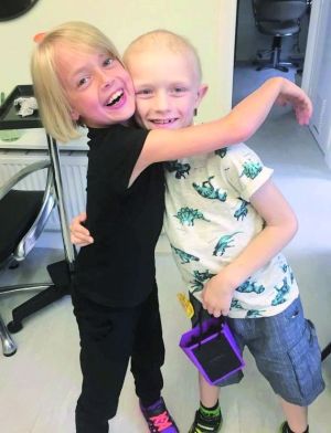 英国7岁男孩患癌掉发 9岁小女友剪发相陪(图)