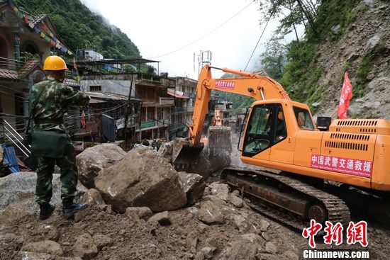 中国武警交通救援突击队赴尼泊尔抢通救灾(图