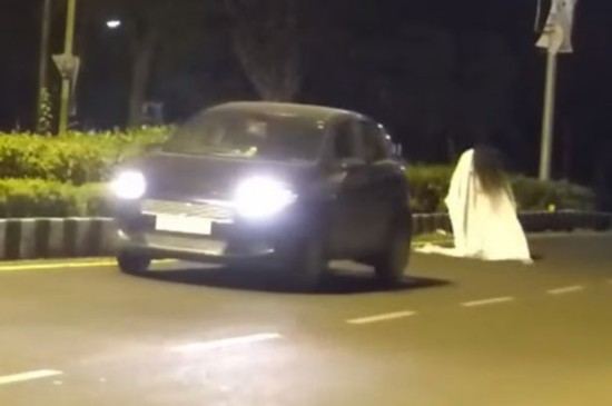 男子路上装鬼吓人差点被车撞成"真鬼"