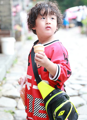 《爸爸3》刘烨女儿被称女神 与胖轩结卷毛党擦