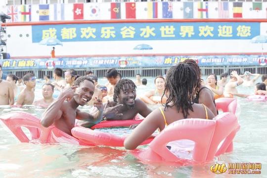 水上麻将掀起雀圣争夺战 比基尼美女抢镜