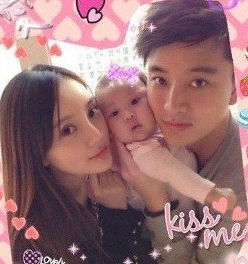 李小璐贾乃亮一家三口