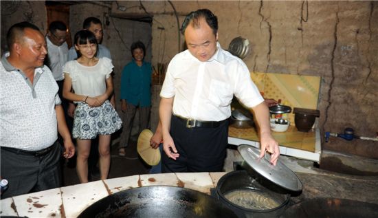 李仲彬深入仪陇县马鞍镇险岩村调研指导扶贫开