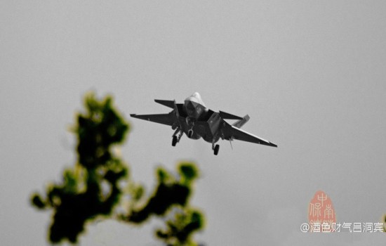 美媒:警惕中国两大超级武器 歼31可匹敌F22战