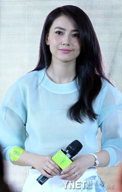 高圆圆紧牵调皮小女孩超有耐心 母爱爆棚实习