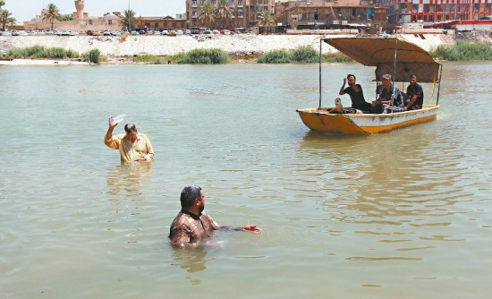 伊拉克高温难耐不时断电 民众热到快发疯爆抗