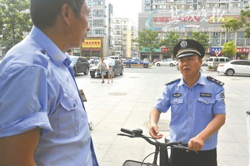 图说烈日下的盐城警察故事:女交警成焦警