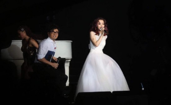 张靓颖摔下2米高舞台 9292257168926128518.jpg