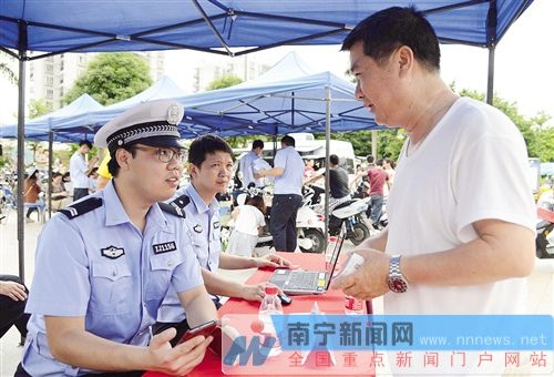 南宁首辆流动车管服务车亮相 电驴上牌在家门