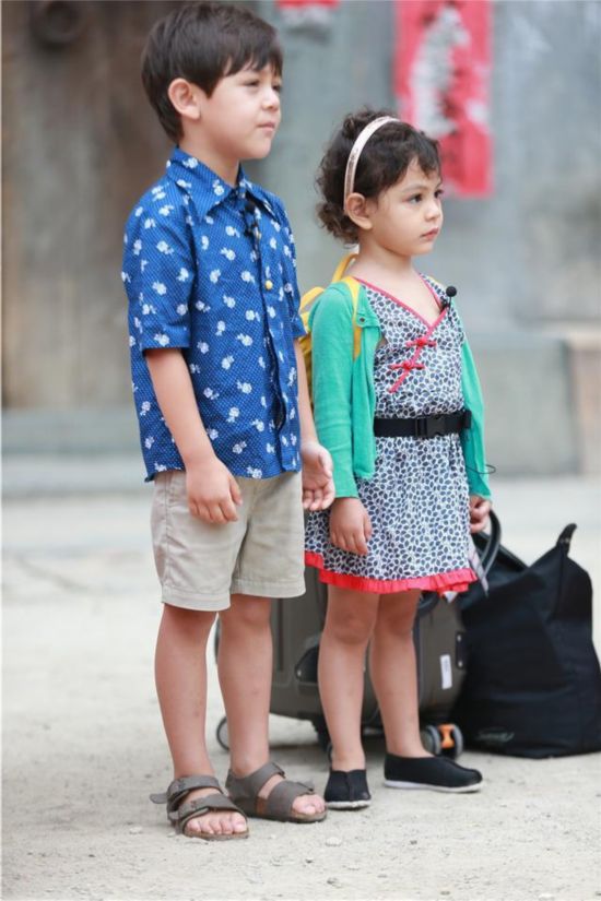 诺一霸气搂妹妹 爸爸去哪儿第三季:胖轩霓娜最