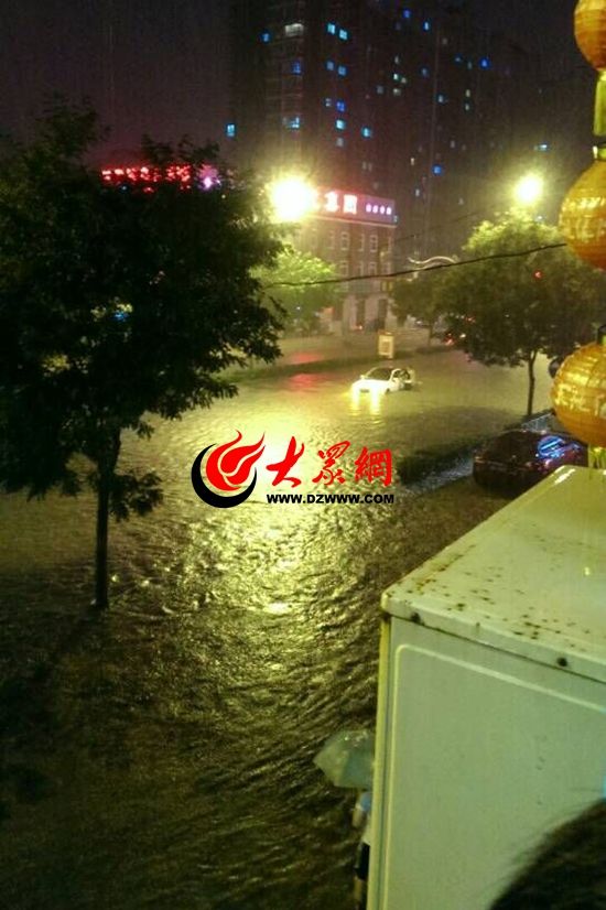 济南3日晚迎暴雨雷电 部分路段降雨量1小时超
