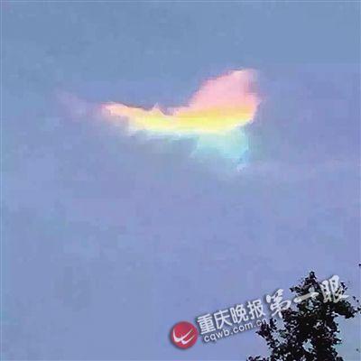 大足昨現七彩祥雲 在微信圈引發刷屏