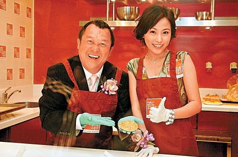 黄晓明与TFBOYS易烊千玺合影装嫩