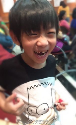 林志颖儿子kimi咧嘴大笑 一颗门牙已脱落