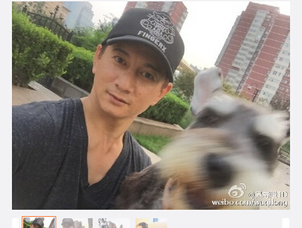 吴奇隆晒帅气生活照 学爱犬趴地毯上拍照(图)