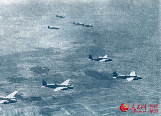 组图:边轰炸边航拍 史上最嚣张的日本飞机轰炸