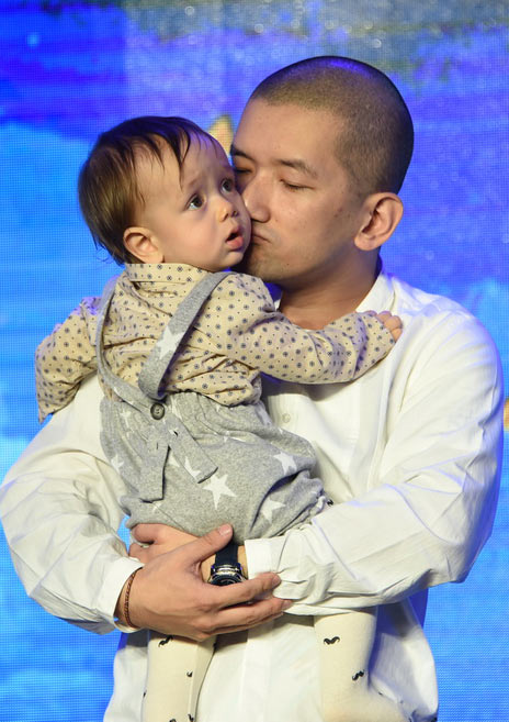 张艺兴小鸟依人看傻陈学冬 孕妈章子怡挺大肚