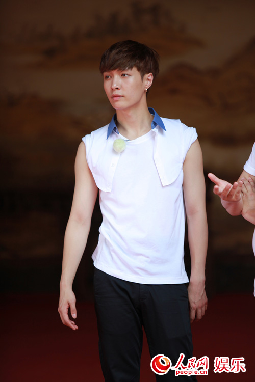 张艺兴变按摩小弟坐顾客身上按摩