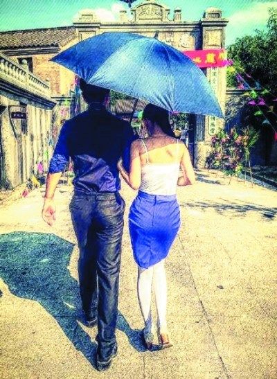 贾乃亮为老婆李小璐撑伞 网友:亮哥满满的爱
