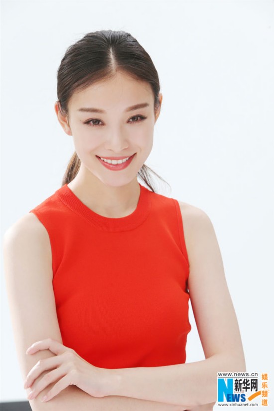 倪妮梳马尾辫纽约拍广告 笑容亲和展东方美韵