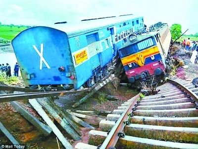 印度两列火车同地接连脱轨 已有24人遇难