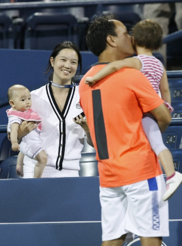 体坛明星求爱绝招:姚明送一车玩具 林丹故意输