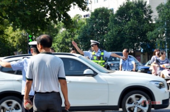 宣城:交警有效维护 状元南路白改黑工程有序