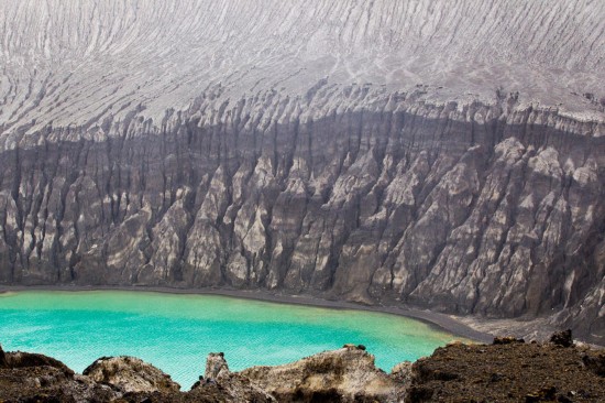 火山喷发诞生绝美新小岛 最宽地只有500米(高