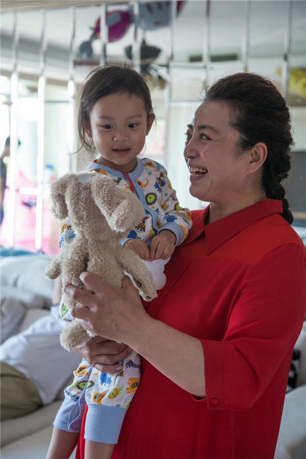 贾乃亮晒甜馨近照 爆料甜馨自觉主动问候粉丝