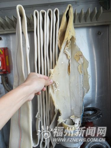 福州一小区疑插座老化起火 消防水带破损烧了