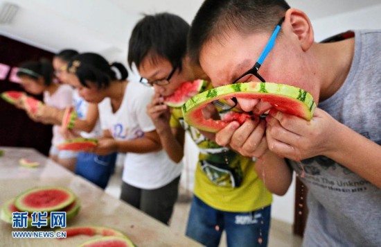 啃秋迎立秋:吃西瓜吃秋桃 啃下酷夏 迎接秋爽