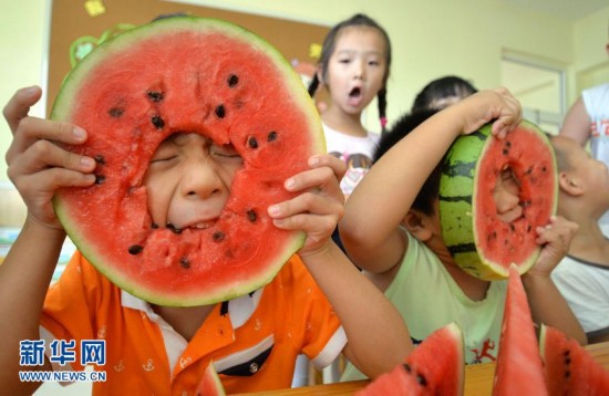 啃秋迎立秋:吃西瓜吃秋桃 啃下酷夏 迎接秋爽