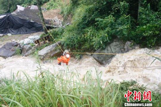 台风引发多地泥石流 浙江丽水消防救出2名被困