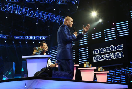 何炅跪吻母校感动泪奔 盘点明星下跪瞬间