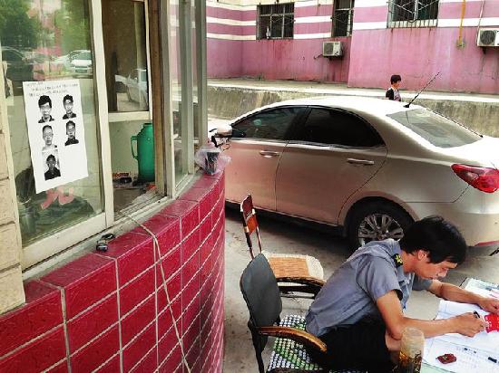 光明小区张贴盗贼照片引争议 保安:效果明显