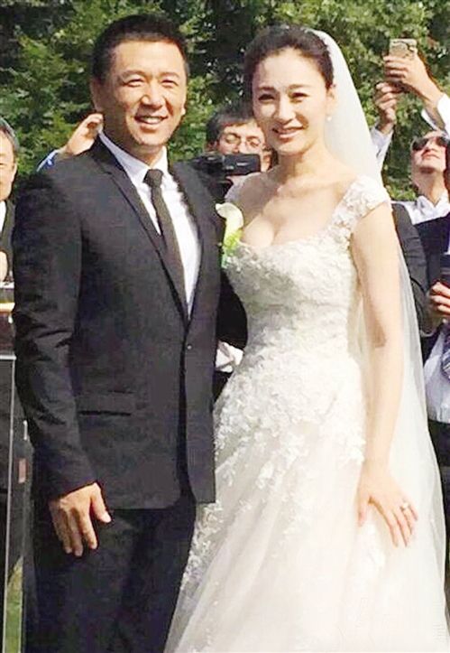 李小冉与制片人老公国外秘婚少数亲友到场祝福
