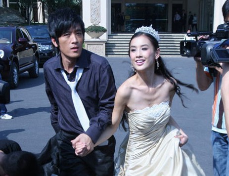 杨子与新欢张羽熙牵手蜜游 黄圣依正宫地位恐