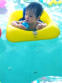 婴儿游泳馆,家长放心吗?