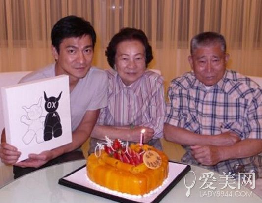 明星与父母罕见合影 Angelababy一家颜值爆表