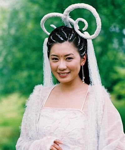 杨幂头插鸡毛像老太 得罪造型师的女星下场很