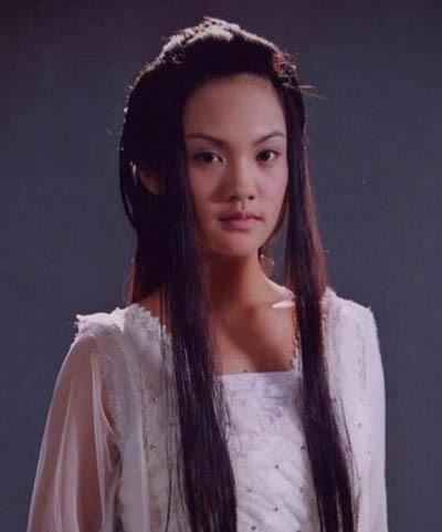 杨幂头插鸡毛像老太 得罪造型师的女星下场很