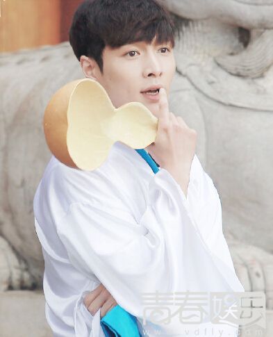 《极限挑战》张艺兴古装白衣如雪发如魔 仙气