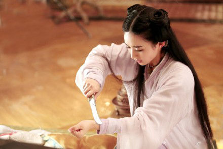 花千骨删减镜头曝光:霍建华变吸血狂魔 赵丽颖