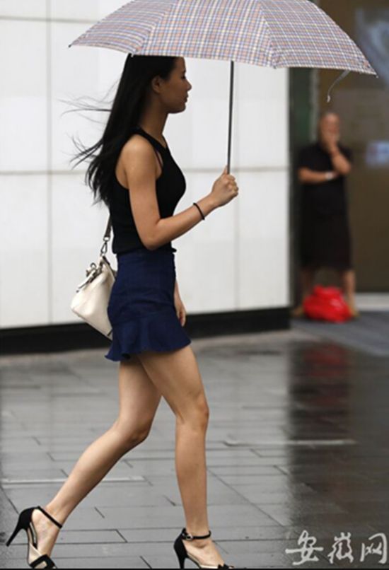 合肥大风肆虐 行人走路艰难(组图)