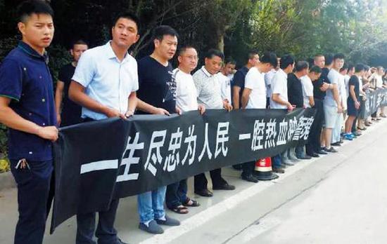 宁波交警因工程车殉职续:慈溪上千人含泪送别