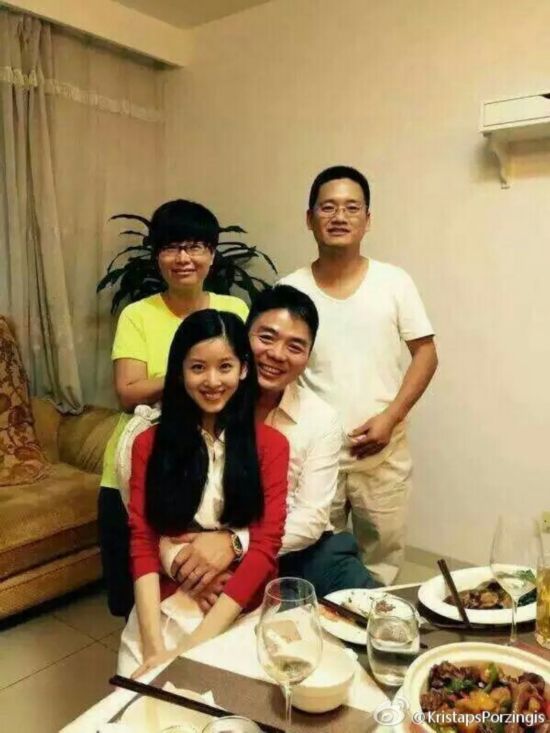 奶茶妹妹领证结婚 刘强东见女方家长画面曝光